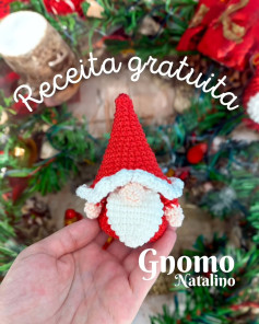 Receita gratuita de gnomo natalino em crochê colorido e festivo