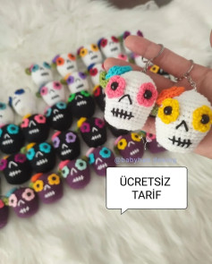 Renkli Amigurumi Kafatası Anahtarlık Ücretsiz Tarif