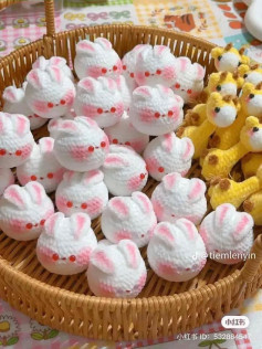 Rổ thú bông móc len hình thỏ trắng và hươu vàng dễ thương