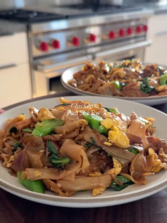 Savory Stir-Fried Chicken Noodles with Garlic and Greens