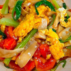 Sizzling Rice Noodles with Egg and Veggies Delight