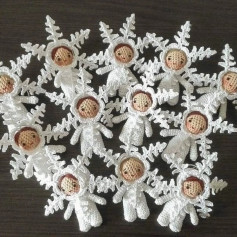 Схема вязания рождественских снежинок с лицами детей
