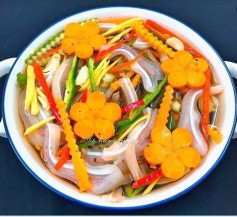 Tai heo ngâm chua ngọt