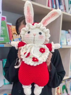 Thỏ bông len đỏ dễ thương với hoa thêu tay tinh tế