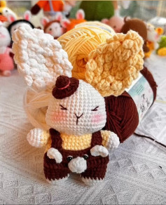 Thú bông thỏ móc len dễ thương với mũ nâu và quần yếm