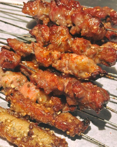 THỬ NGAY CÁCH LÀM THỊT BA CHỈ NƯỚNG XIÊN SỐT MẬT ONG CAY THƠM LỪNG, ĐẬM VỊ, NHÂM NHI LÀ HẾT Ý