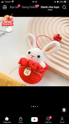 Thú nhồi bông thỏ trắng với vòng cổ đỏ và mặt cười