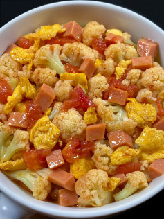 Trứng xào súp lơ cà chua