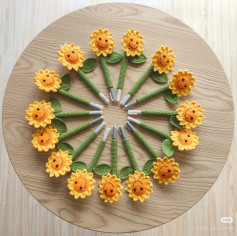 Virkattu auringonkukka kynät koristeena pöydällä
