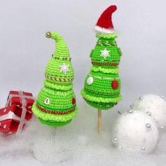 Вязаная елка с украшениями для праздничного настроения