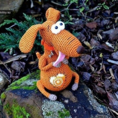 Вязаная игрушка собачка с длинными ушами и языком