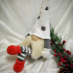 Вязаный гномик в красных сапожках с рождественским декором