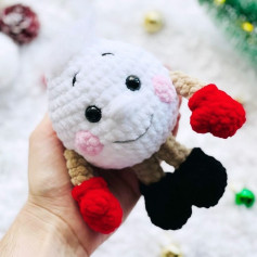 Вязаный снеговик с красными варежками и ботинками