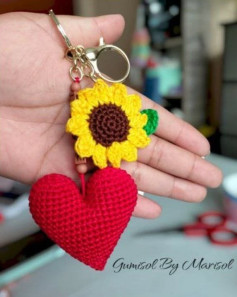 آویز بافتنی گل آفتابگردان و قلب قرمز زیبا