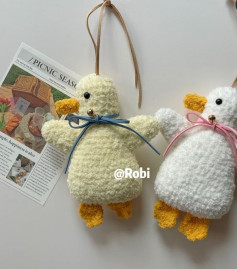 Adorable Crochet Duck Plush Toy Pattern for Craft Enthusiasts