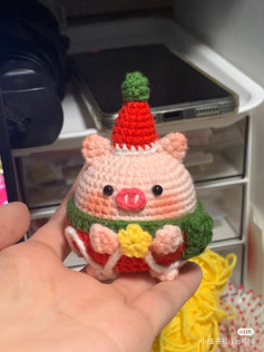 Adorable Crochet Pig with Christmas Hat Pattern