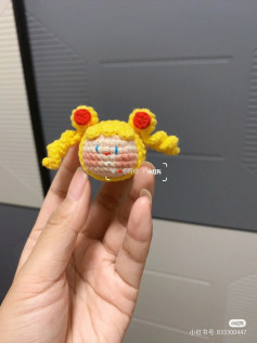 Amigurumi búp bê tóc vàng dễ thương với hai bím tóc