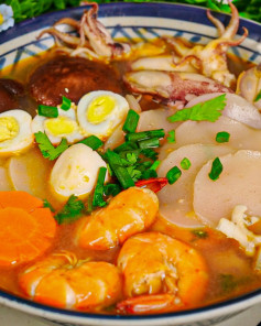 Bánh Canh Phồng Tôm Mực Giòn Thơm Nước Dùng Ngọt Thanh
