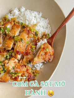 Bát cơm gà sốt dầu giòn cho bữa trưa ngon quá trời lun 🤤