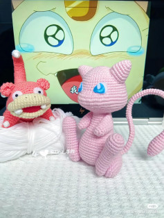 Bộ đôi thú nhồi bông móc len dễ thương trước màn hình hoạt hình