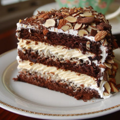 Bolo de Chocolate e Coco com Amêndoas Laminadas