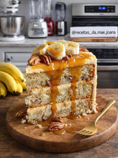 Bolo Gourmet de Banana e Nozes com Caramelo Escorrendo