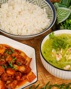 Bữa Cơm Gia Đình Ấm Cúng Với Canh Bầu Tôm Thịt Kho Tiêu