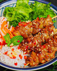 Bún Thịt Nướng Thơm Lừng, Mỡ Gáy Béo Ngậy, Rau Tươi Mát