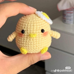 Búp bê amigurumi gà con dễ thương với chiếc mũ trứng chiên