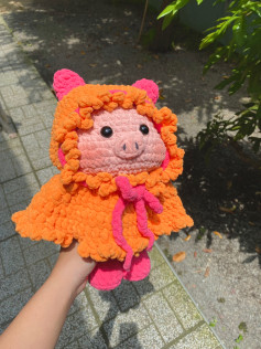 Búp bê heo dễ thương với áo choàng cam tự móc