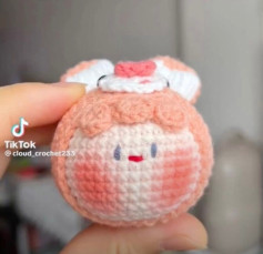 Búp bê móc len dễ thương với nơ hồng và má hồng xinh xắn