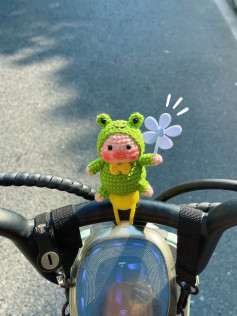 Búp bê móc len hình thú cầm hoa dễ thương trên xe