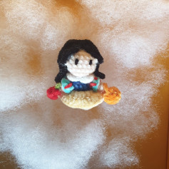 Búp bê móc len nhỏ nhắn với giỏ hoa quả xinh xắn