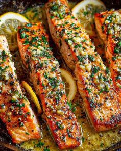 Cá Hồi Áp Chảo Bơ Tỏi Chanh Thơm Ngon