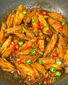 Cánh Gà Xào Cay Giòn Mềm Lôi Cuốn