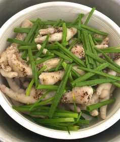 Chân Gà Hấp Hành