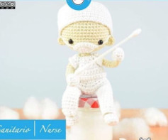 Chart móc len búp bê y tá dễ thương với gậy bông