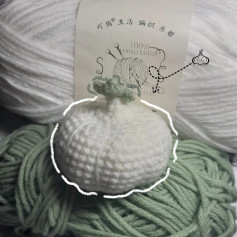 Chart móc len củ tỏi dễ thương từ len trắng và xanh