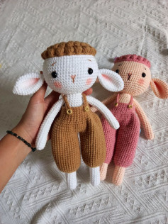 Chart móc len cừu dễ thương với quần yếm màu nâu và hồng