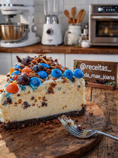 Cheesecake de Sonho com Snickers e M&M’s Azuis