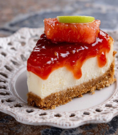 Cheesecake Tropical de Guayaba: Frescura y Dulzura en Cada Bocado