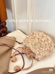 Chic Crochet Bag with Textured Pattern and Leather Accents