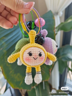 Chú gấu len màu vàng đáng yêu với má hồng