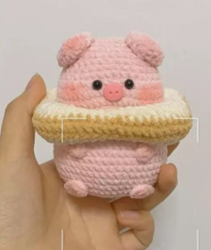 Chú heo hồng móc len đáng yêu với vòng cổ bánh donut