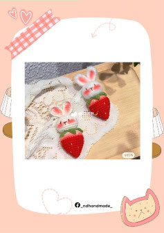 Chú thỏ len dễ thương nằm trong quả dâu tây xinh xắn