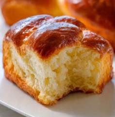 Coca de Sant Joan: Brioche Catalán con Frutas y Piñones