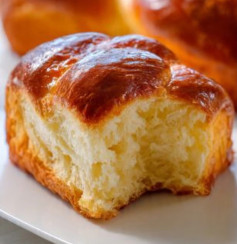 Coca de Sant Joan: Brioche Festivo con Fruta Confitada