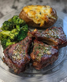 Costeletas de Cordeiro Suculentas com Batata Recheada e Brócolis ao Alho