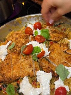 Cremige Hähnchen-Pasta mit frischen Tomaten und Basilikum