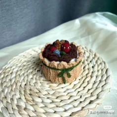 Crochet Pattern for a Cute Berry Cake Design